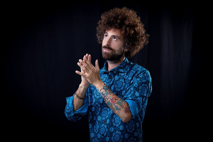 Quando la musica incontra la poesia: Gio Evan e il suo primo Musiromanzo “L’eleganza del mango” –&nbsp;Videointervista